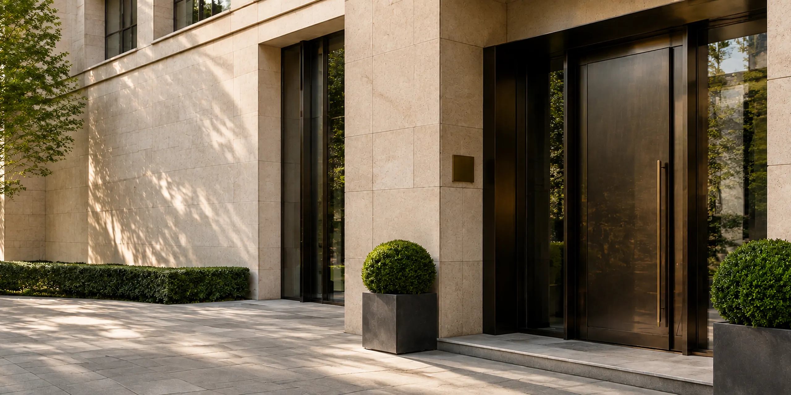 Eleganter Eingangsbereich einer modernen Immobilie – Meier & Meier Immobilien