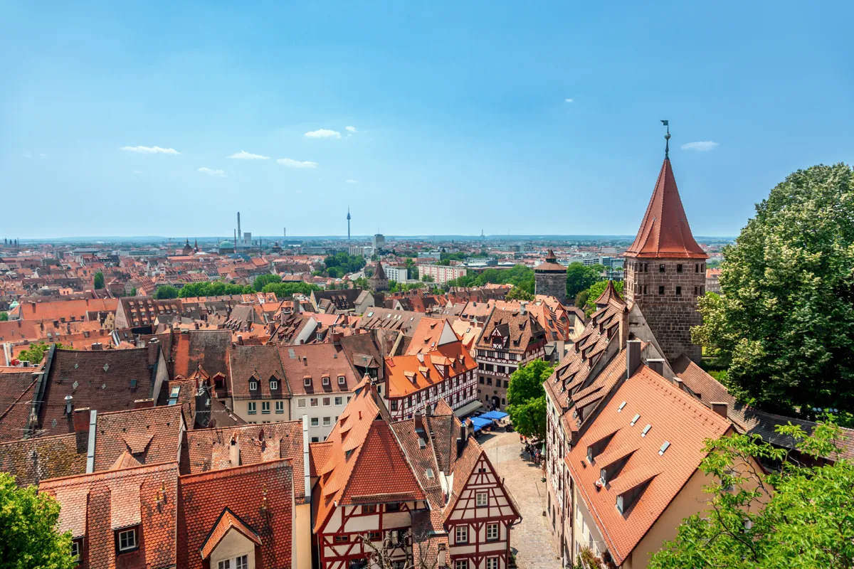 Panoramablick von der Kaiserburg über die Dächer und Fachwerkhäuser der historischen Nürnberger Altstadt